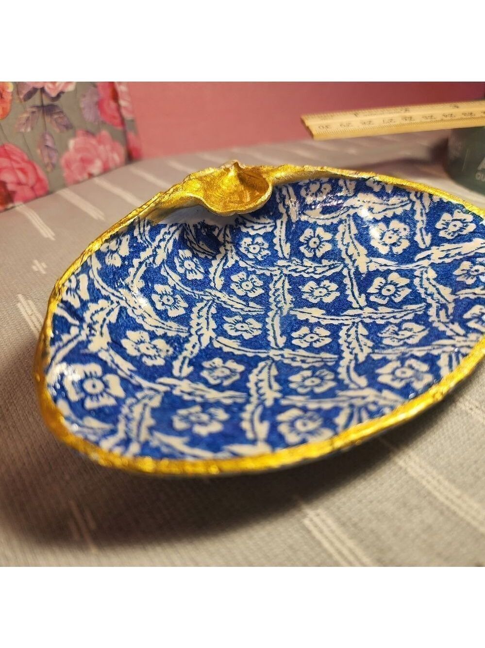 DECOUPAGE CLAM SHELL DECOUPAGE BLUE PATTERN ON A CLAM SHELL TRINKET DISH - Picture 6 of 11